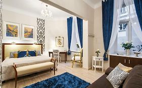 Clicktheflat Palace Of Culture Art Apartment